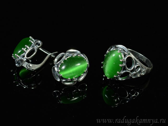 Ring Earrings with cat's eye, color green size 20