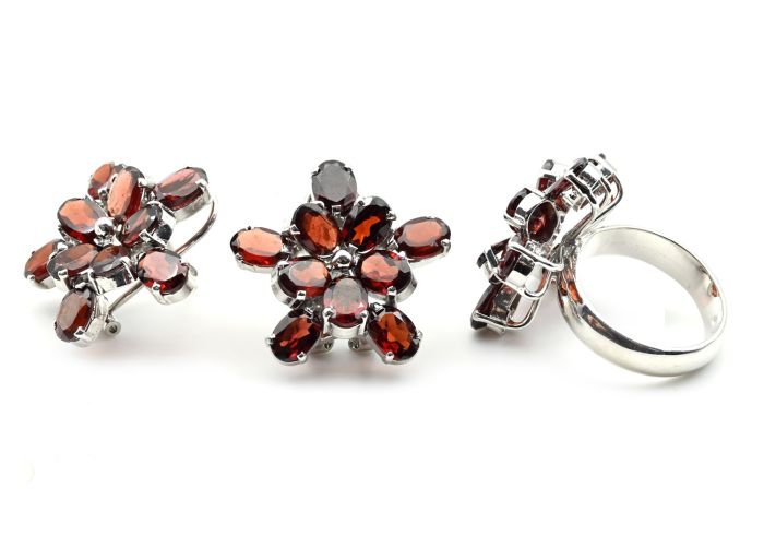 Ring and Earrings with garnet 25mm, size 17.5, 19.6gr.