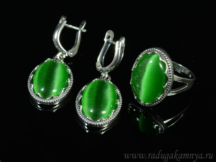 Ring Earrings with cat's eye, color green size 17