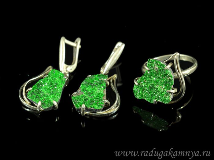 Ring and earrings with uvarovite, size-18.5