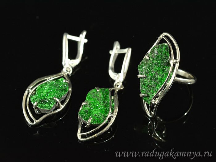 Ring and earrings with uvarovite, size-17.5